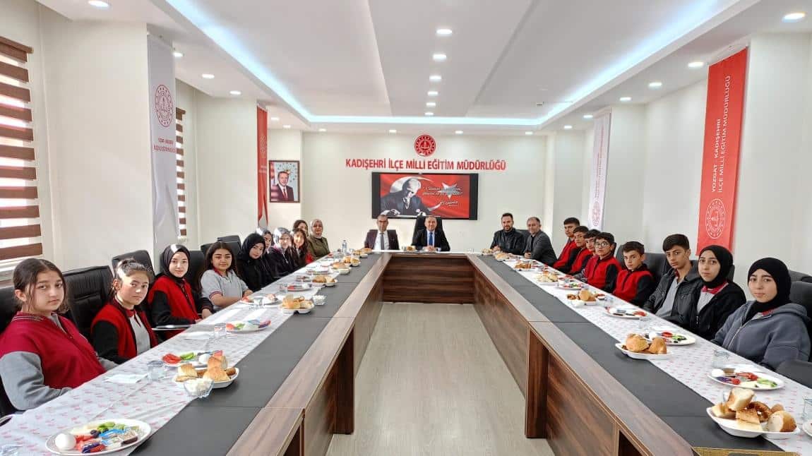 LGS ÖĞRENCİLERİMİZ İLÇE MİLLİ EĞİTİM MÜDÜRÜMÜZ SAYIN NURİ AKSOY'UN KAHVALTIDA  MİSAFİRİ OLDULAR...