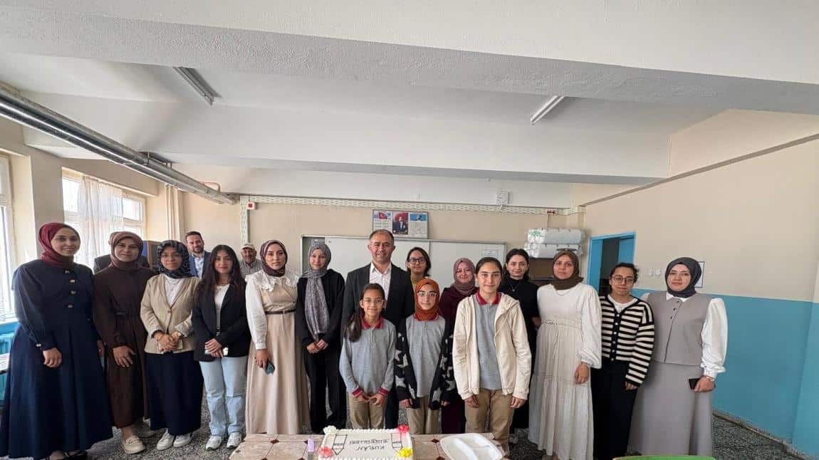 OKULUMUZDA K.KERİM'E YENİ GEÇEN, K.KERİM OKUMASINI İLERLETEN VE EN ÇOK DUA EZBERLEYEN ÖĞRENCİLERİMİZE HEDİYE TAKDİMİNDE BULUNDUK